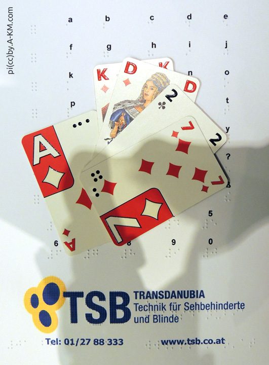 Collage aus Spielkarten, Braille-Alphabet, TSB-Logo