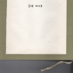 Alte, fast leere Buchseite mit "Ich muß" bedruckt - und m)eine digitale Reaktion darauf